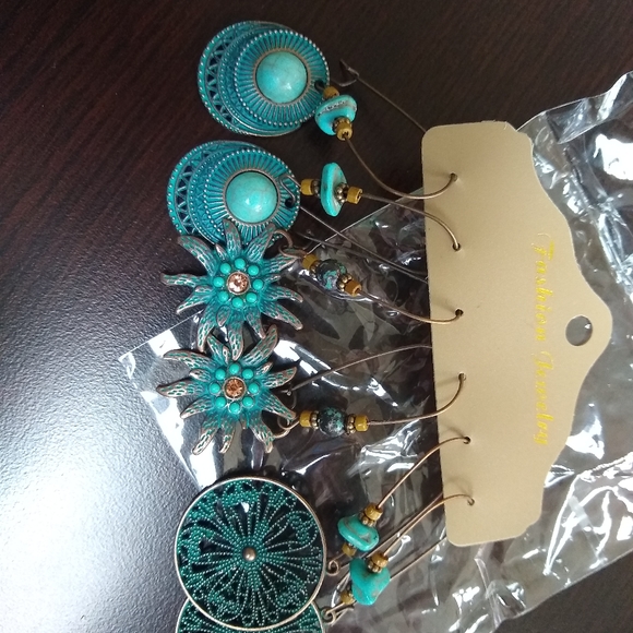 Set of three dangle earrings. - Picture 4 of 4